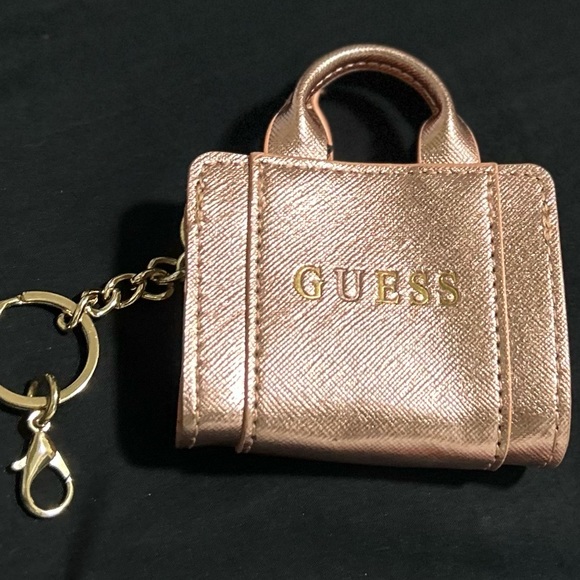 LOGO KEYCHAIN Guess Canada - Picture 1 of 2